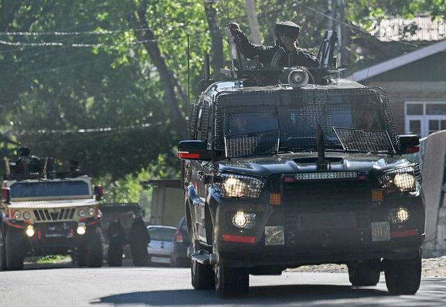 Indian army patrols on way to Hapatnar in Anantnag district south of Kashmir on April 29, 2025 (AFP photo)